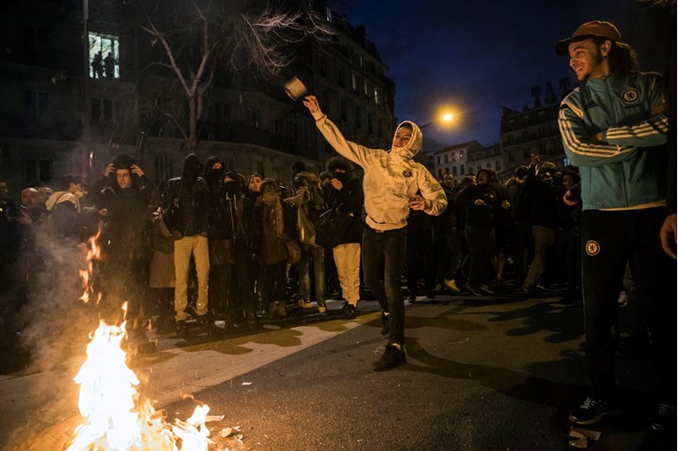Nasilje u pariškim predgrađima, vlada na udaru kritika